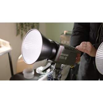 Monolight Style - Amaran COB 200x S Ultra-High Color Quality 200W Output Bi-Color Bowens Mount Point-Source LED - buy today in store and with delivery